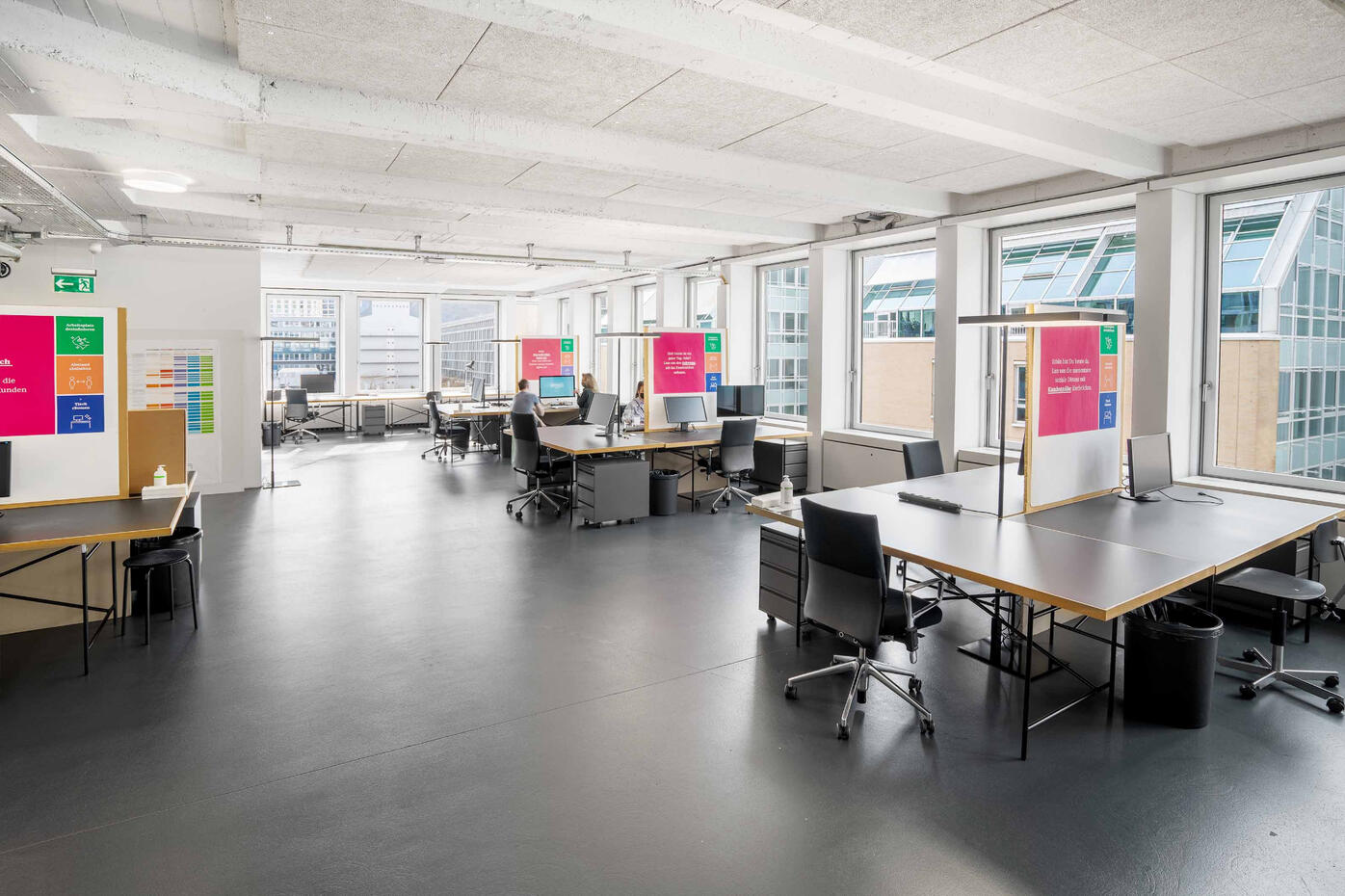 Arbeitsplätze mieten im Büro im kreis 5 in zürich nicht weit vom escher wyss platz. coworking, deisgn office, lichtdurchflutet