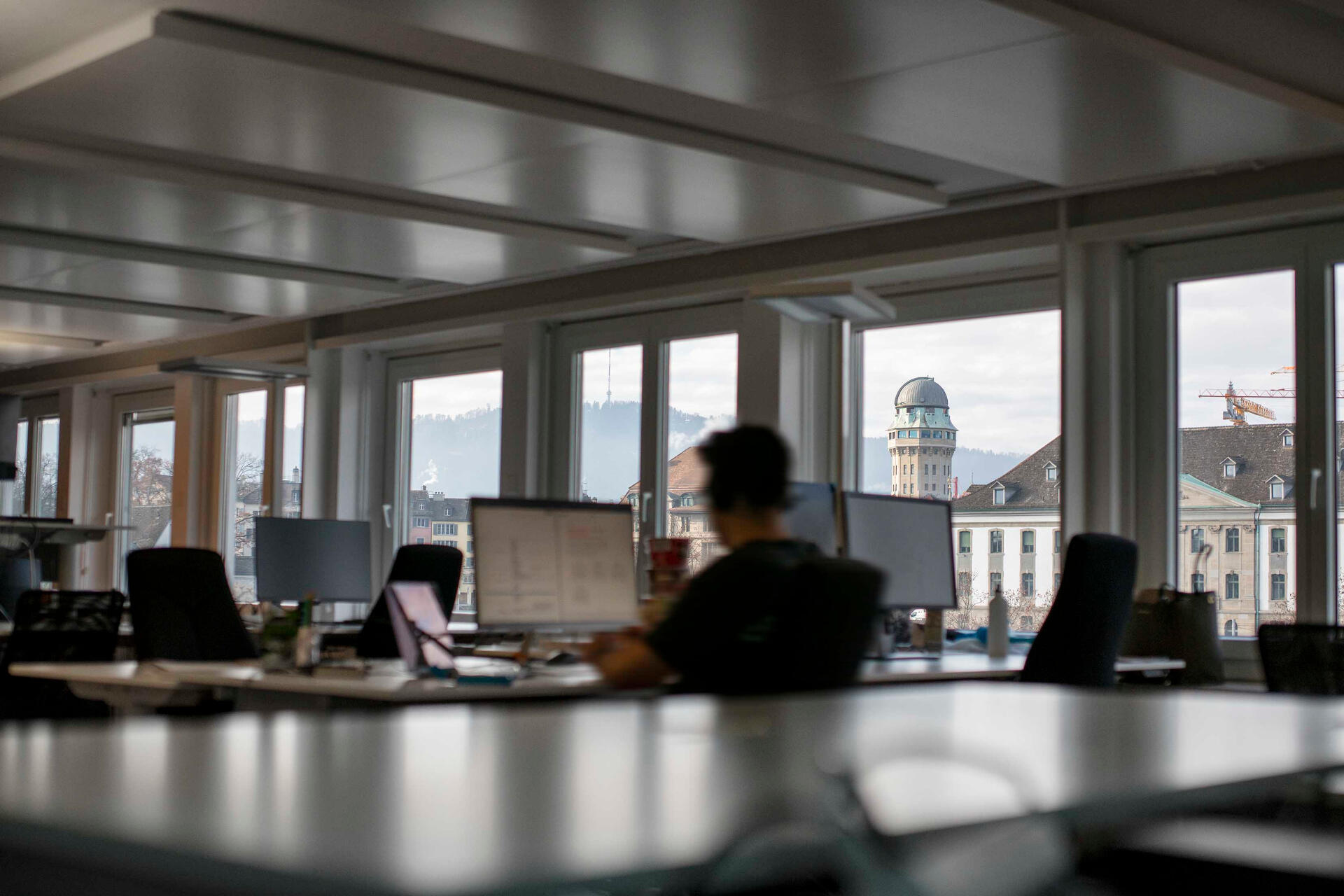 Büro mit Aussicht auf die sternwarte zürich, und direkt auf die Limmat. Das Büro hat direkten Blick auf den Uetlihof